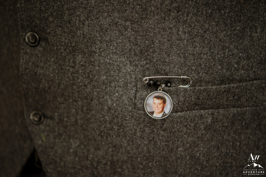 Groom detail pin of brother