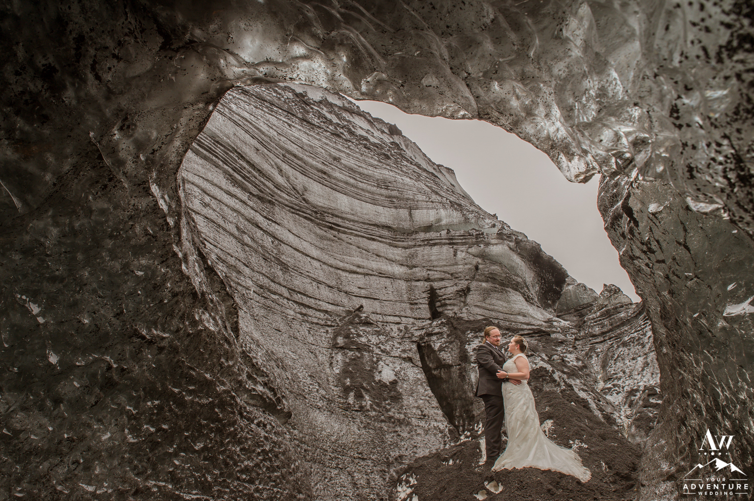 4-nordic-elopement-photographer-ice-cave-wedding-iceland